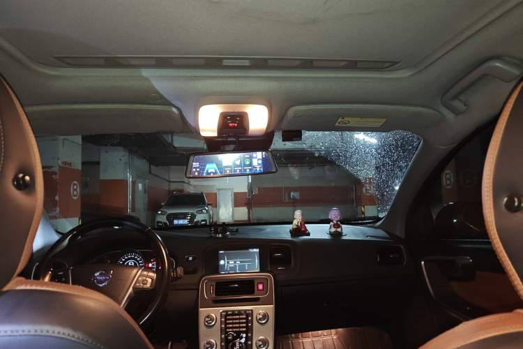 Used Volvo S60 2015 S60L 2.0T Zhiyuan Edition
