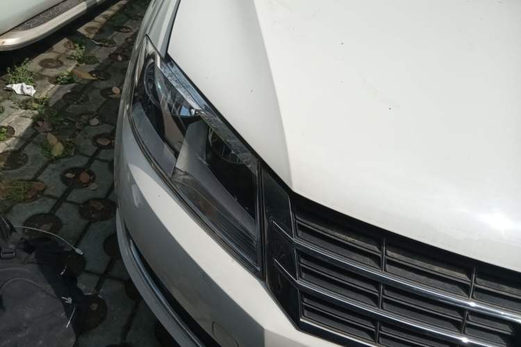 Used Volkswagen Gran Lavida 2013 1.6L Automatic Comfort Model Right Front Headlight