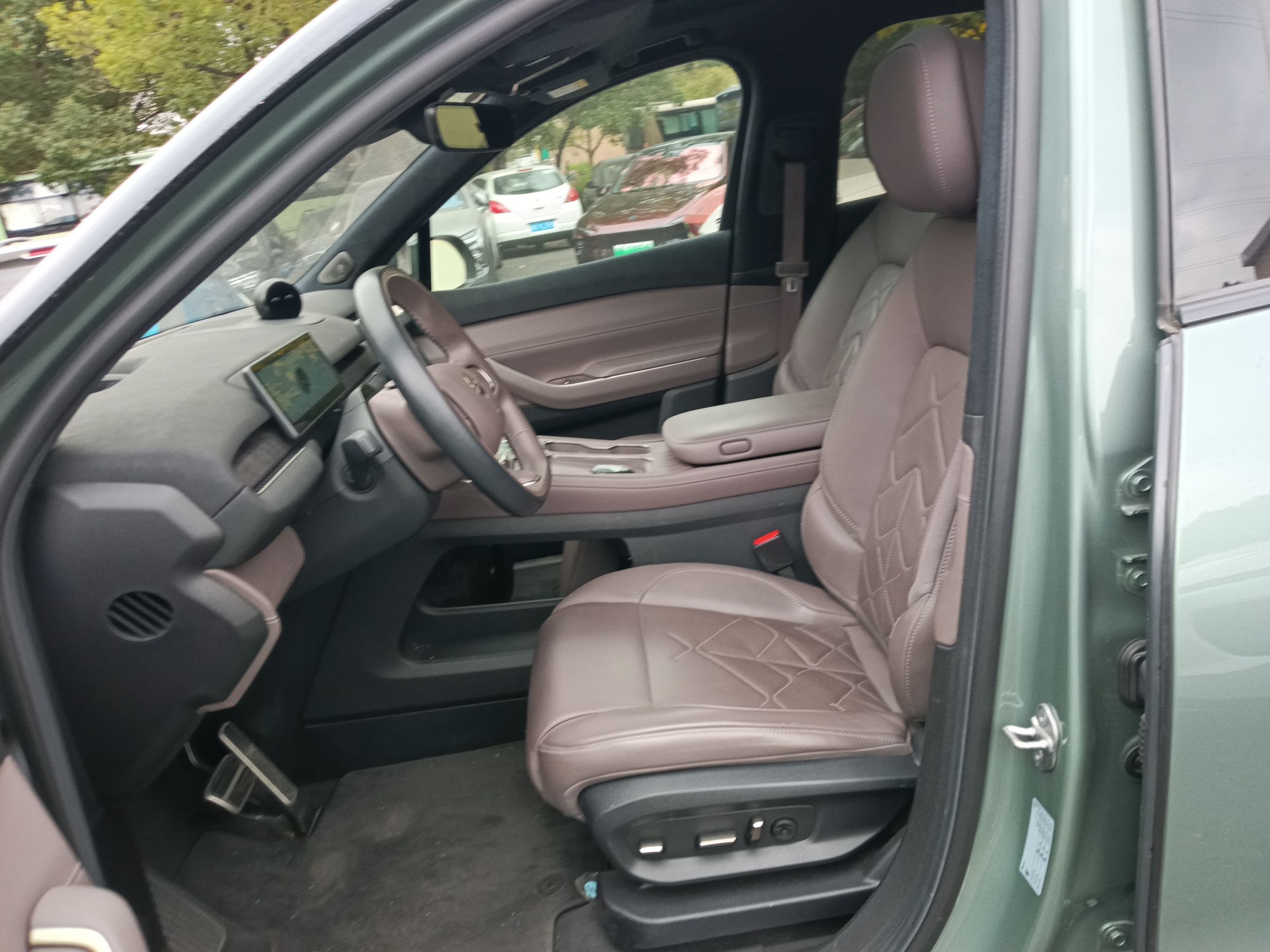 المقاعد الأمامية داخل السيارة