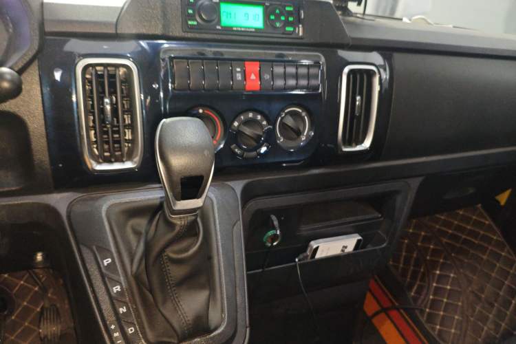 Used Iveco Daily 2023 2.5T A35M1 Multi-Purpose Passenger Vehicle Short Wheelbase Low Roof Single-Tire Side-Sliding Door Automatic Transmission
