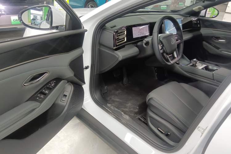 Used BYD Qin L 2025 DM-i Smart Drive 120KM Superior Model