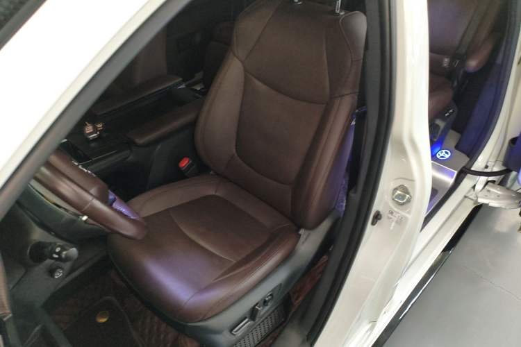 Used Toyota SIENNA 2023 2.5L Hybrid Platinum Edition Left Front Seat