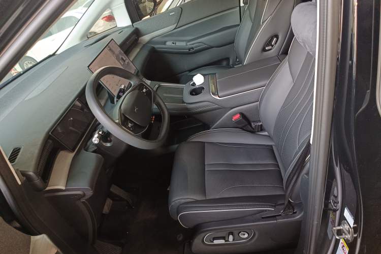 Used XPeng X9 2024 702 Ultra-Long Range Max
