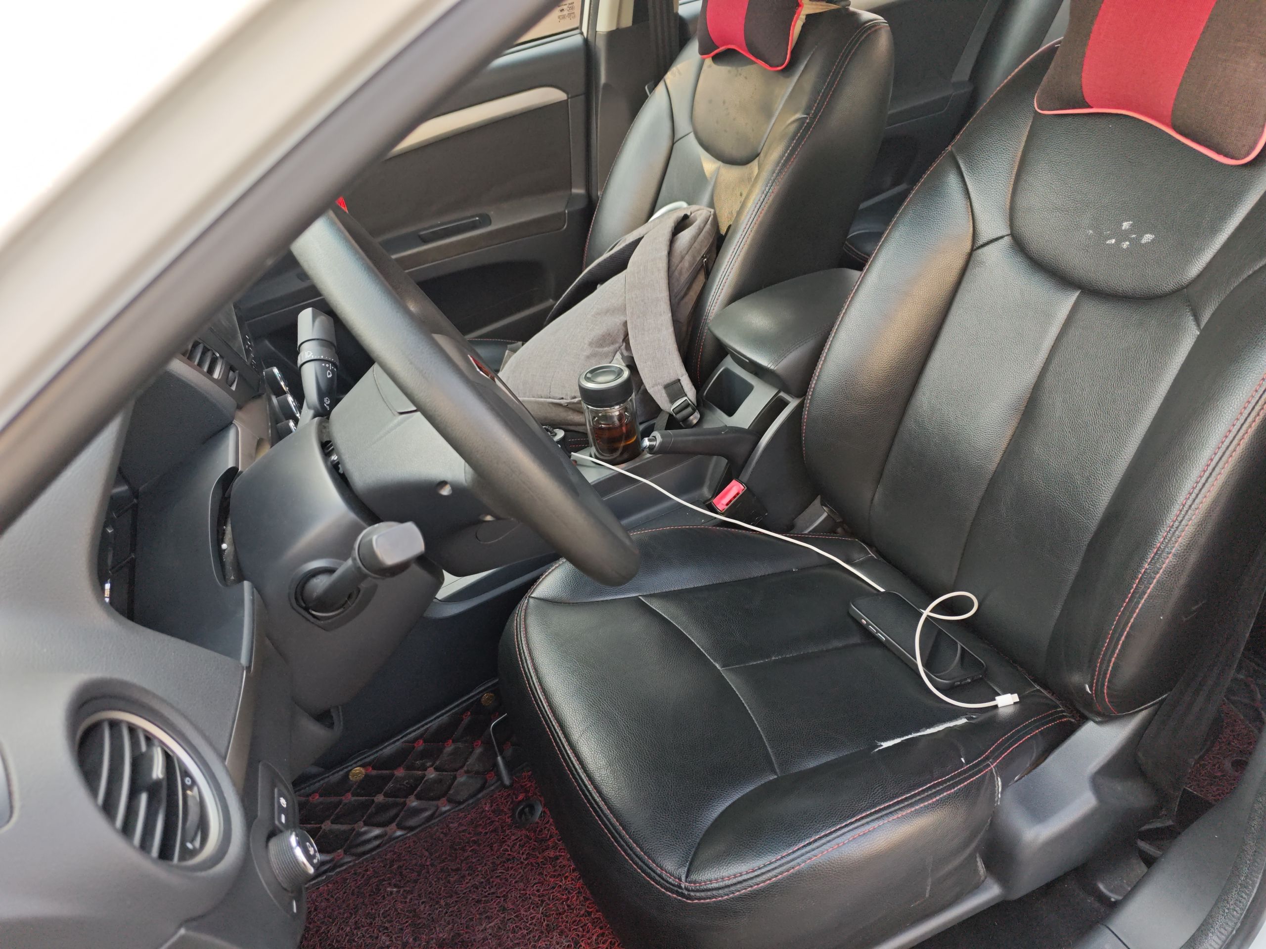 المقاعد الأمامية داخل السيارة