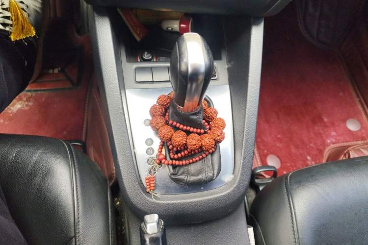 Used Volkswagen Sagitar 2012 1.4TSI Automatic Luxury Edition Gear Lever