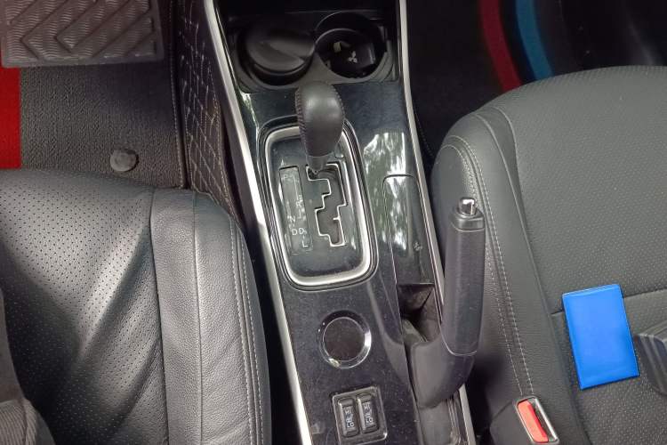 Used Mitsubishi Outlander 2017 2.0L Two-Wheel Drive Glory Edition 5 Seats Gear Lever