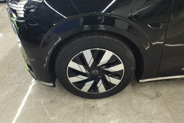 Used Volvo EM90 2025 Ultra Six-Seater
