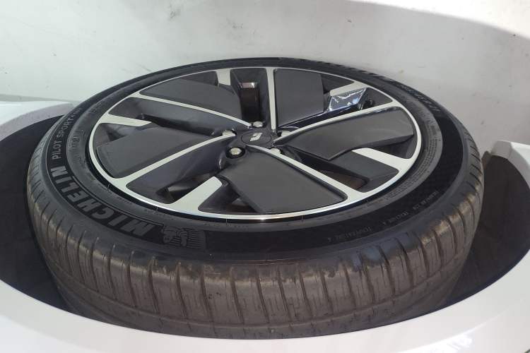 Used Li Auto L8 2025 Ultra Smart Refreshed Edition
