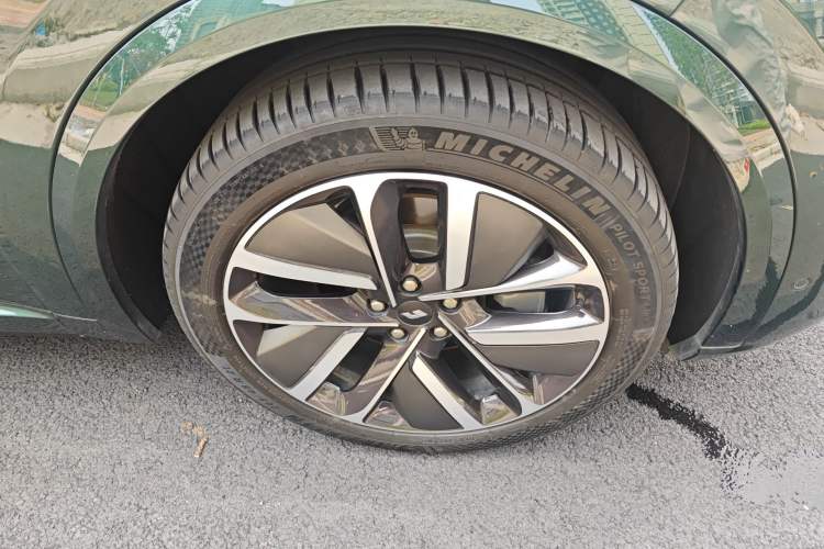 Used Li Auto L9 2024 Ultra Model Right Front Wheel Hub