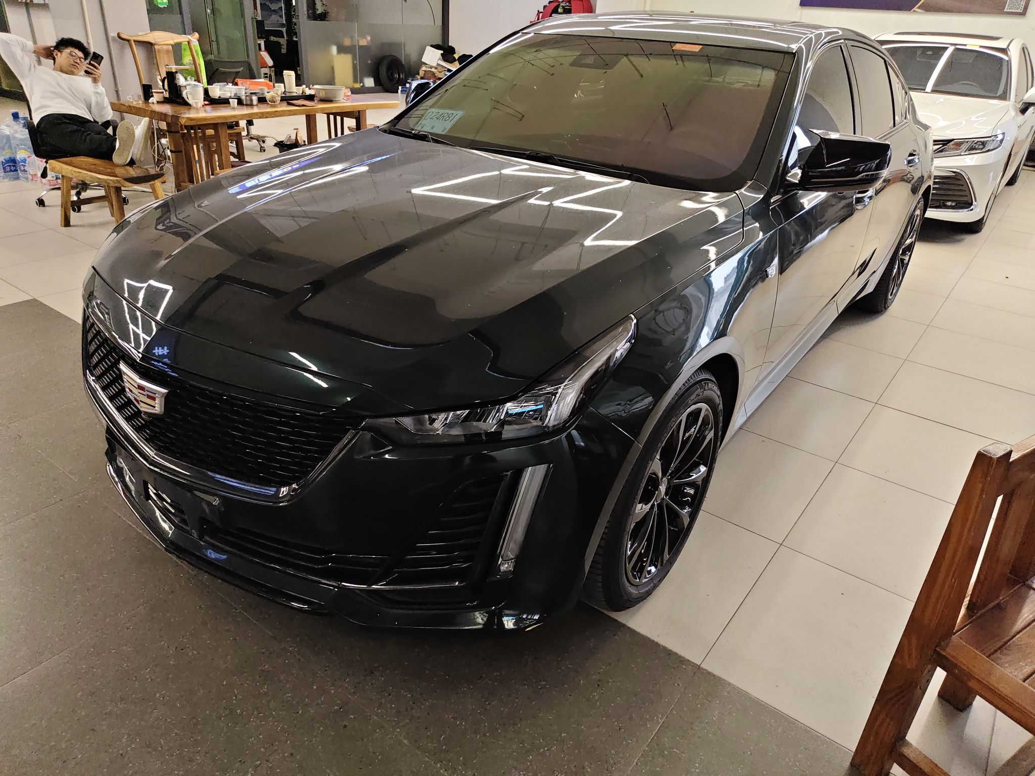 Под передней частью автомобиля