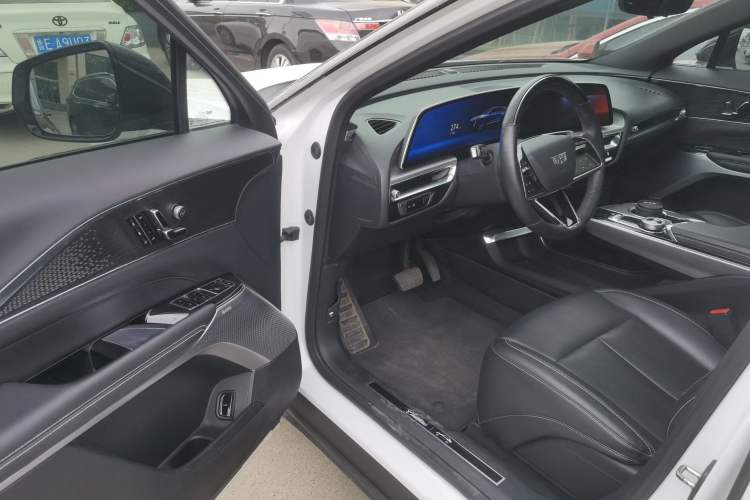 Used Cadillac LYRIQ 2022 Rear-Drive Long-Range Luxury Edition Driver Seat