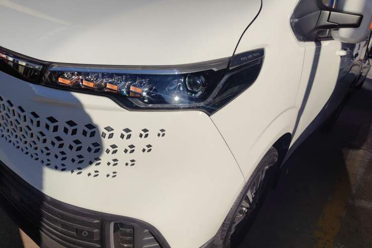 Used SAIC MAXUS Xintu V70 2023 2.0T Elite Edition Automatic Short Wheelbase Low Roof – 5/6 Seats