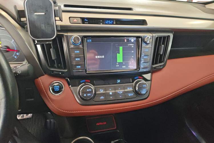 Used Toyota RAV4 2015 2.5L Automatic 4x4 Elite Edition Audio And AC Panel