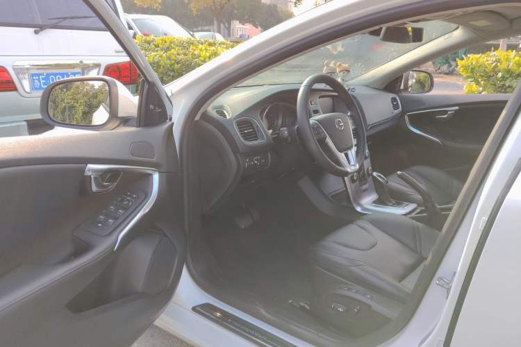 Used Volvo V40 2019 T3 Smart Luxury Edition
