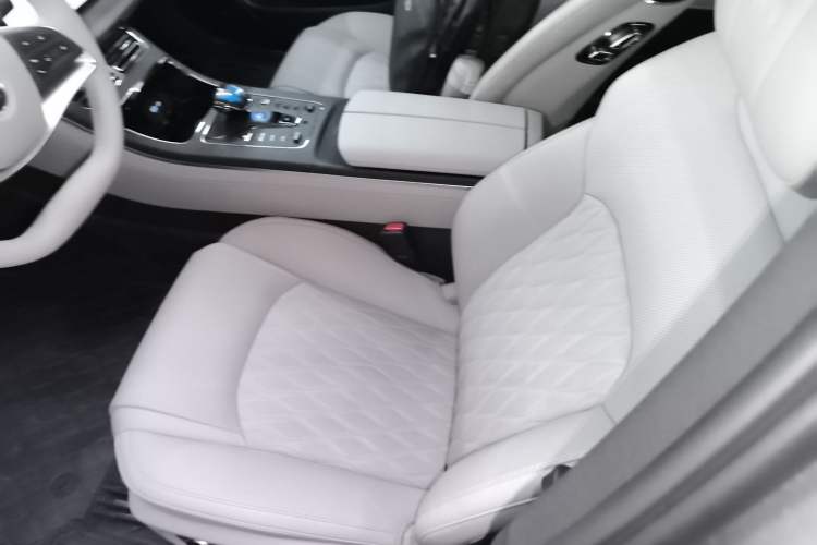 Used BYD Han 2025 DM-i Intelligent Driving Edition 125KM Prestige Model
