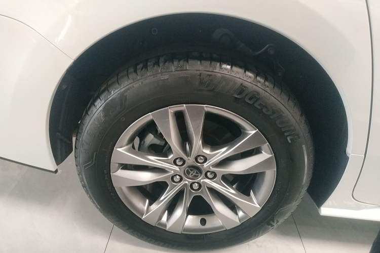 Used Toyota SIENNA 2024 2.5L Hybrid Comfort Edition Right Rear Wheel Hub