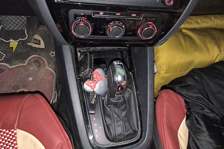 Used Volkswagen Sagitar 2018 280TSI DSG Ignite Edition Gear Lever