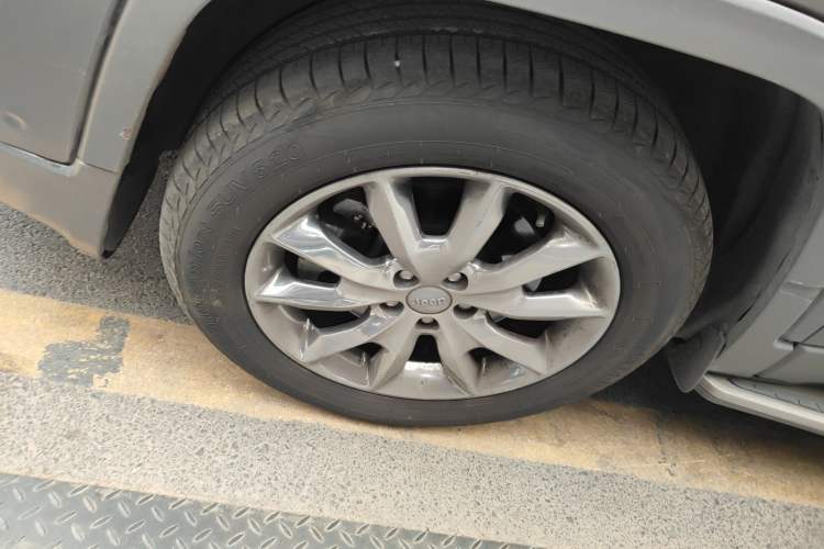 Used Jeep Cherokee 2017 2.4L Superior Edition Left Front Wheel Hub