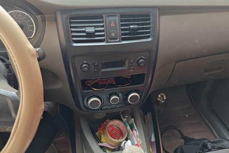 Used Wuling Rongguang V 2016 1.5L Practical Version Audio And AC Panel