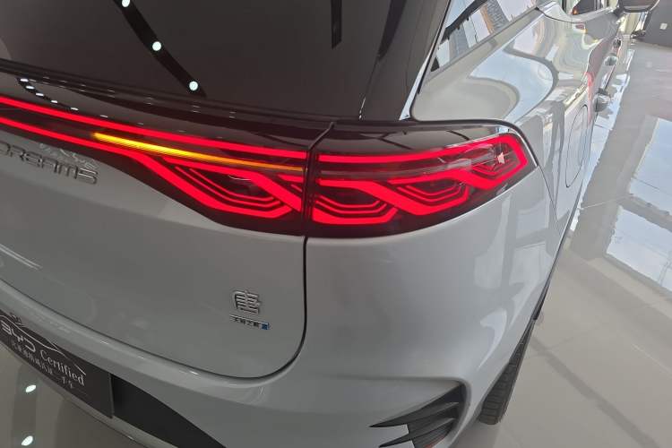 Used BYD Tang New Energy 2025 Intelligent Driving Version DM-i 115KM Flagship Edition Right Rear Taillight