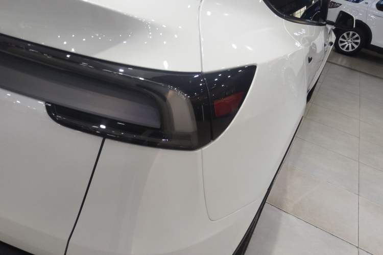 Used Tesla Model Y 2025 Long-Range All-Wheel-Drive Version
