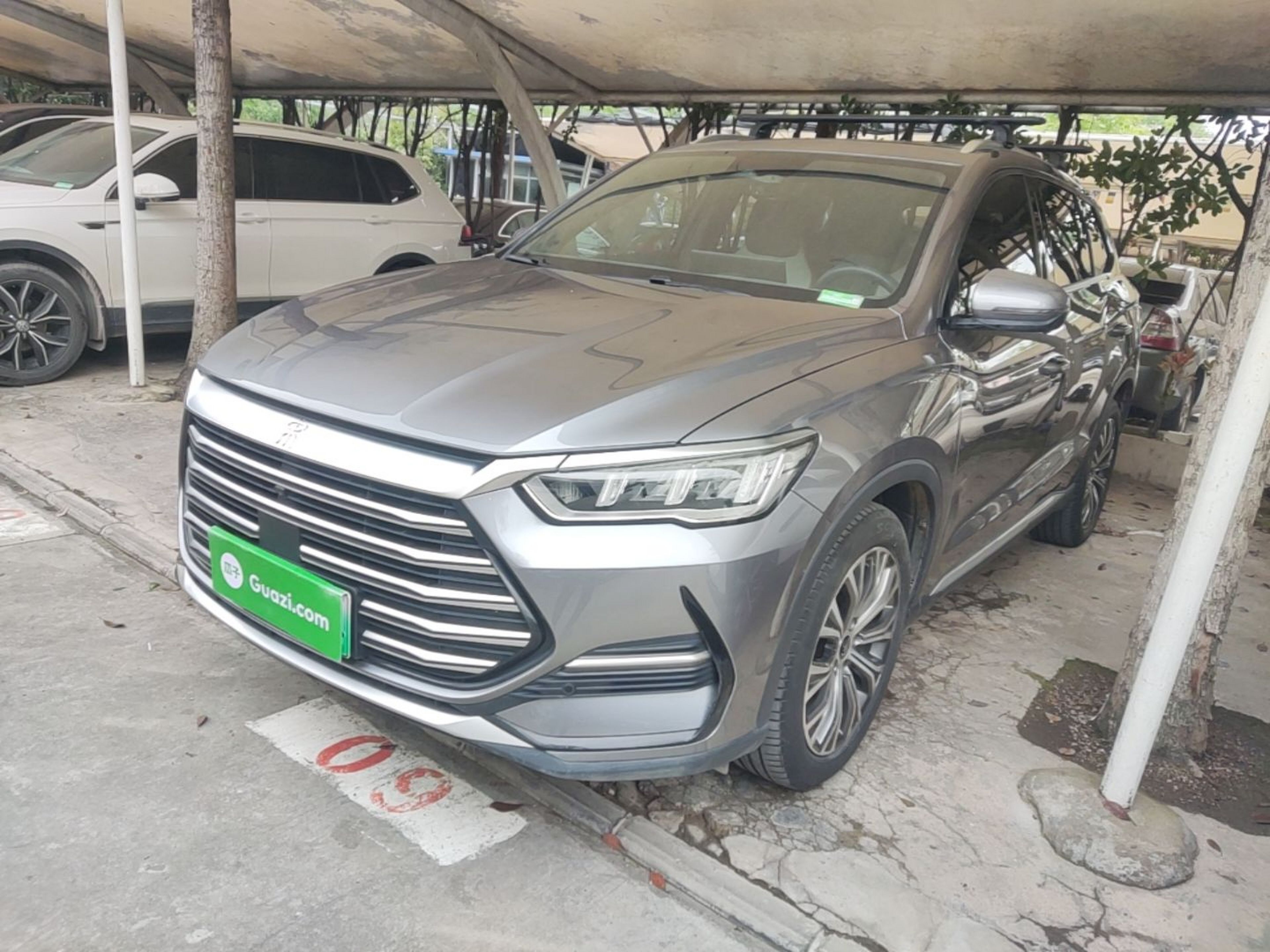 Под передней частью автомобиля