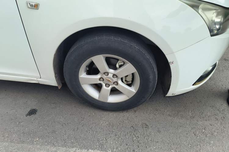 Used Chevrolet Cruze 2013 1.6L SL Sunroof Edition MT Right Front Wheel Hub