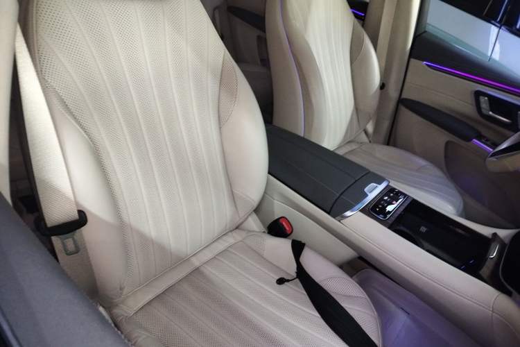 Used Mercedes-Benz EQS SUV 2023 450 4MATIC Pioneer Edition Right Front Seat