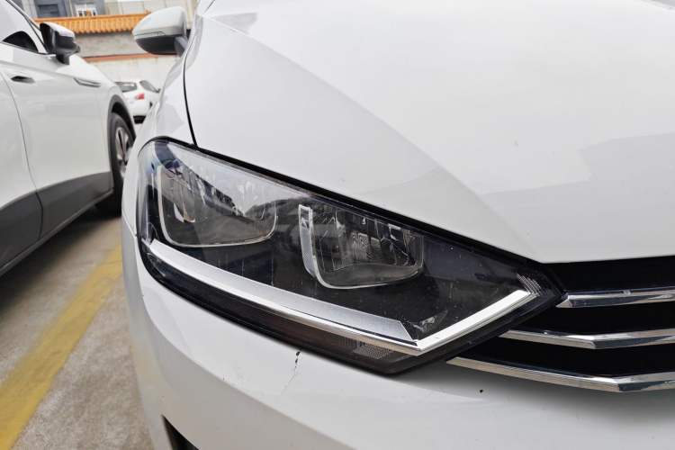 Used Volkswagen Golf Sportsvan 2018 1.6L Automatic Comfort Model Right Front Headlight