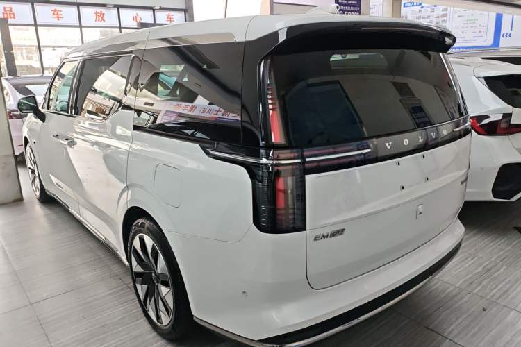 Used Volvo EM90 2025 Ultra Six-Seater
