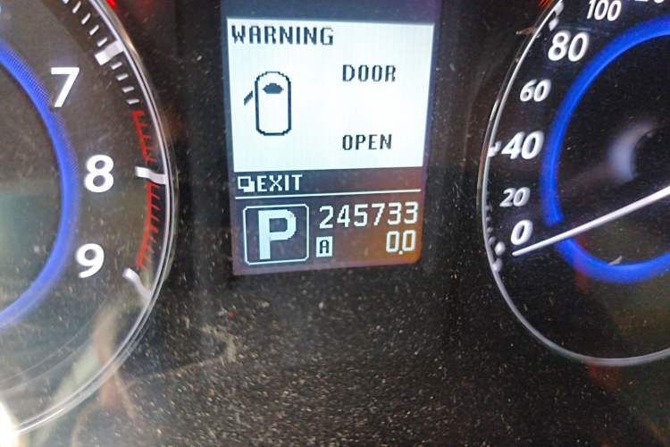 Used Infiniti QX70 2013 3.7L Standard Edition Odometer Close Up