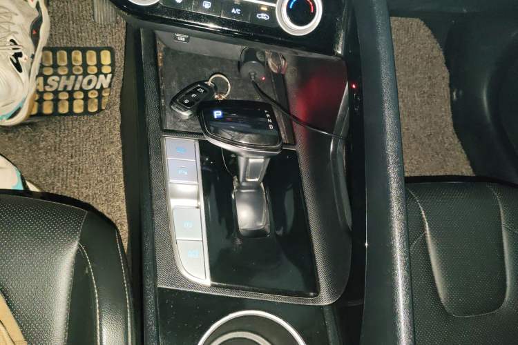 Used Hyundai Elantra 2021 1.5L CVT GLX Elite Edition Gear Lever