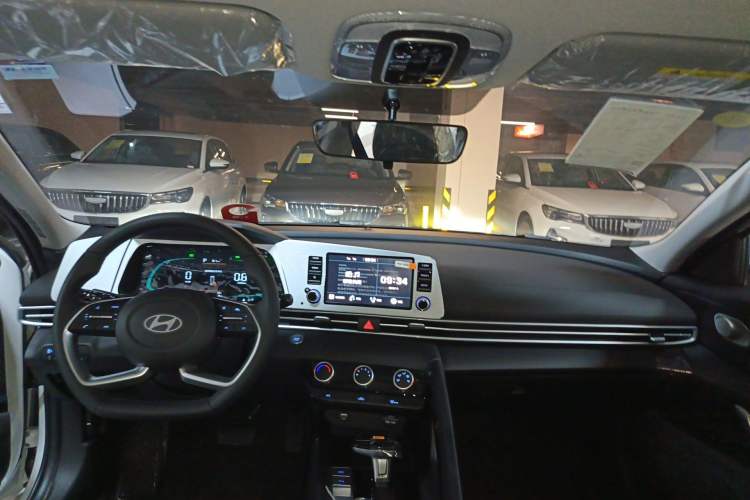 Used Hyundai Elantra 2023 1.5L CVT GLX Elite Edition Center Console