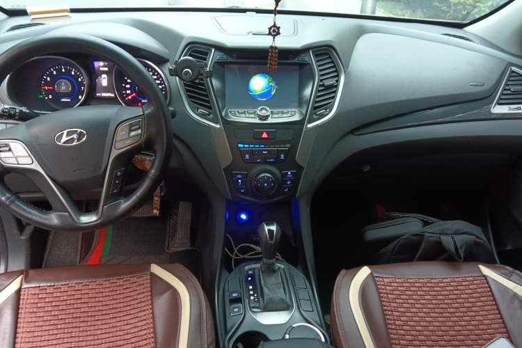 Used Hyundai Santa Fe 2013 2.4L Automatic 2WD Comfort Edition Center Console