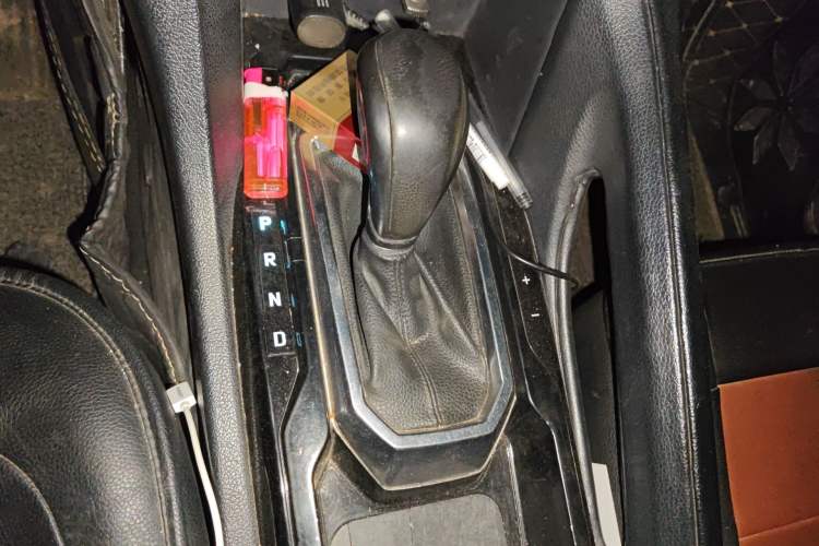 Used JMC Yusheng S350 2017 2.0T Automatic 2WD Diesel Luxury Version with Sunroof 5 Seats
