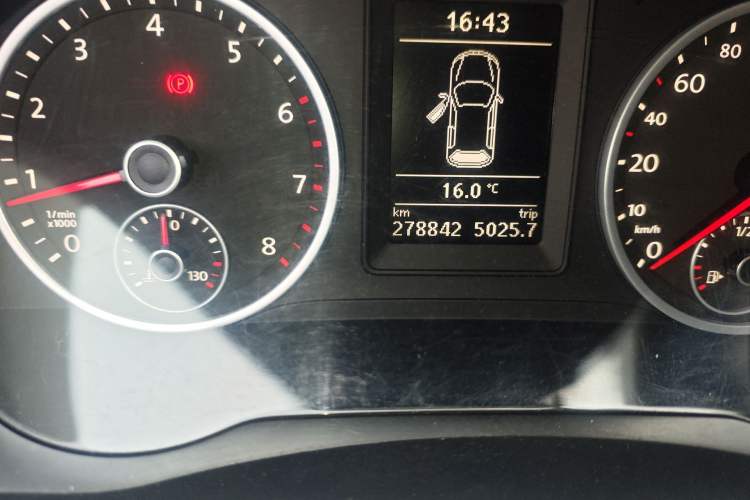 Used Volkswagen Tiguan 2015 1.8TSI Manual Two-Wheel Drive Fashion Edition Odometer Close Up