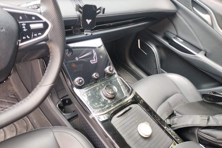 Used NETA U 2023 NETA U-Ⅱ 400 U-SHOW Edition Lithium-Ion Battery Gear Lever