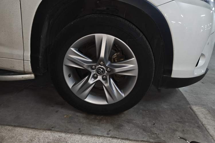 Used Toyota Highlander 2018 2.0T Four-Wheel Drive Prestige Version 7 Seats China VI Standard Right Front Wheel Hub