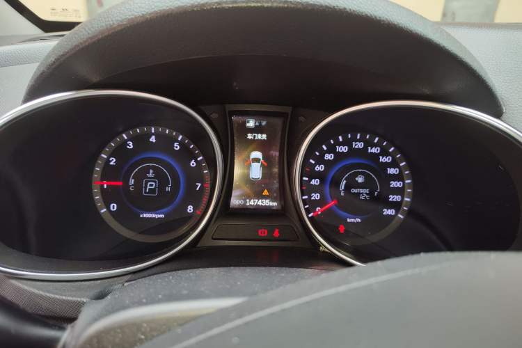 Used Hyundai Santa Fe 2015 2.4L Automatic Two-Wheel Drive Smart Version 5 Seats
