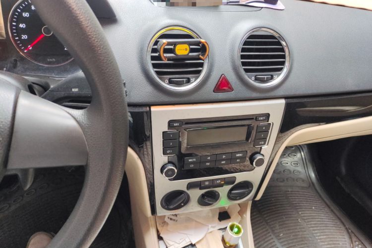 Used Volkswagen Lavida 2011 1.6L Manual - Premium Edition Audio And AC Panel