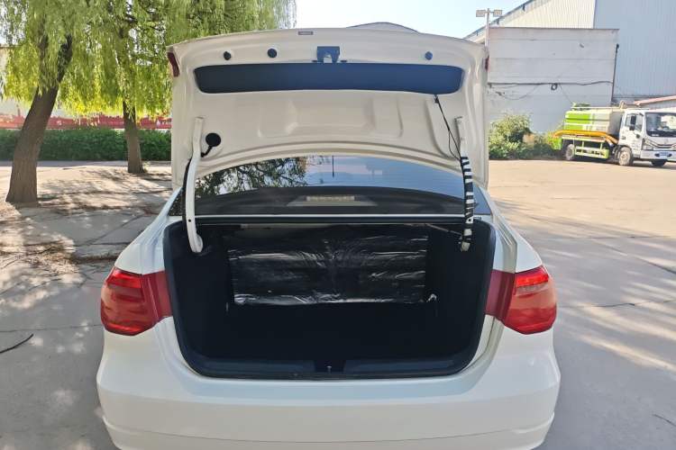 Used Volkswagen Jetta 2015 1.6L Automatic Fashion Model Trunk