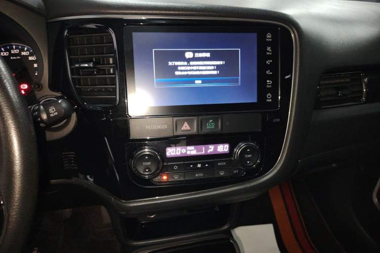 Used Mitsubishi Outlander 2018 2.0L Two-Wheel-Drive Jiale Edition 7-Seater Audio And AC Panel