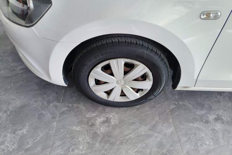 Used Volkswagen Jetta 2015 1.6L Automatic Fashion Model Exterior 4