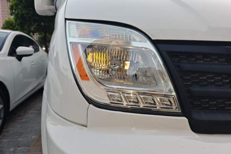 Used SAIC MAXUS Xintu V80 2023 2.0T AMT Classic Aoyuntong Long Wheelbase Mid-Height 6/7/8/9-Seater