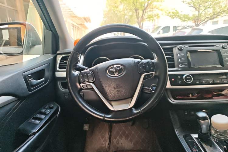 Used Toyota Highlander 2018 2.0T Four-Wheel Drive Luxury Version 7 Seats China VI Standard Steering Wheel