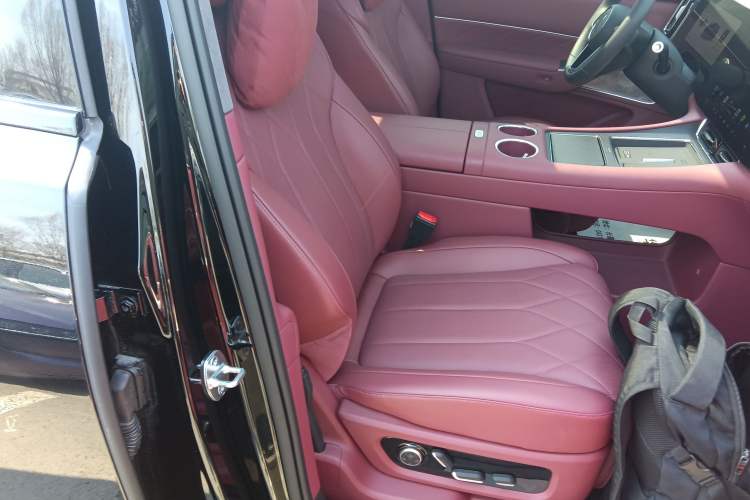 Used Hima AITO M8 2025 Extended-Range Ultra Version 53.4 kWh 5-Seater Edition Right Front Seat