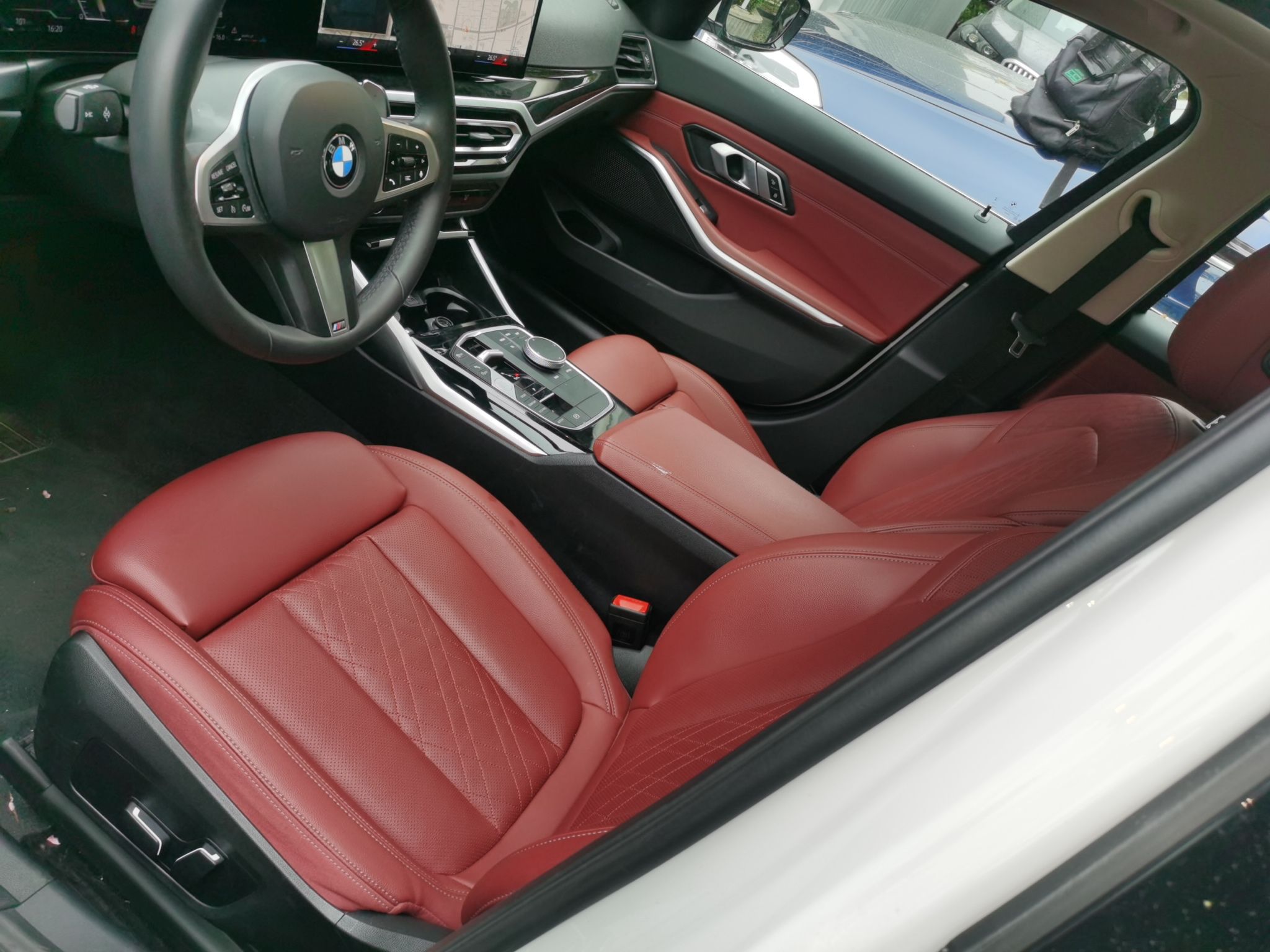 المقاعد الأمامية داخل السيارة