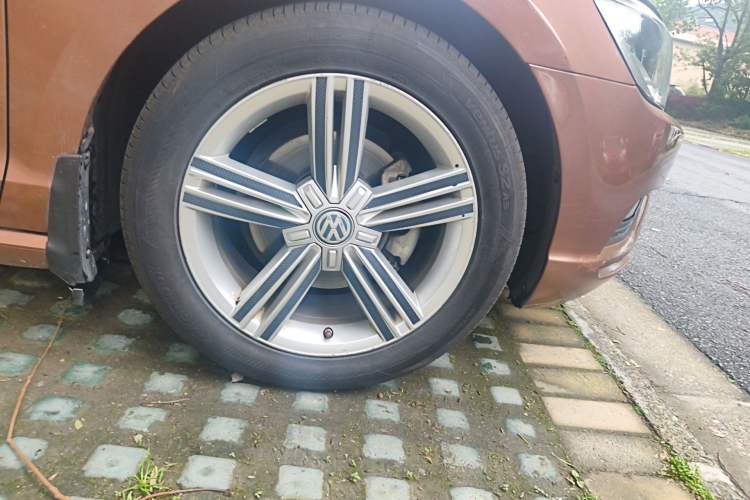 Used Volkswagen Lamando 2015 280TSI DSG Comfort Edition Right Front Wheel Hub