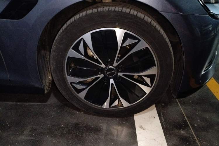 Used BYD Seal 2022 550 km Standard Range Rear-Wheel Drive Prestige Version Right Front Wheel Hub