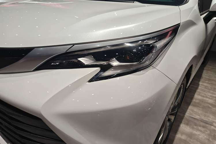 Used Toyota Sienna 2021 2.5L Hybrid Premium Edition
